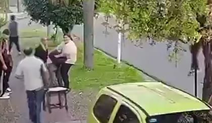 Un vecino le acercó una silla a la mujer de 86 años sostenida de pie por su cuñado tras el asalto