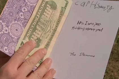 Un vecino le dejó una tarjeta con dinero a la moza que fue burlada por sus clientes