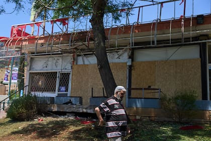 Un vecino pasa junto a un lugar alcanzado por un cohete disparado desde Líbano el sábado en Kiryat Shmona, en el norte de Israel, el domingo 31 de mayo de 2026
