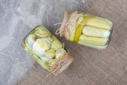 Un vegetal fermentado puede durar años, incluso décadas y es muy útil cuando adquirimos o cosechamos grandes cantidades de un mismo producto