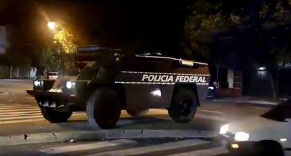Un vehículo blindado fue utilizado en un barrio conflictivo del conurbano