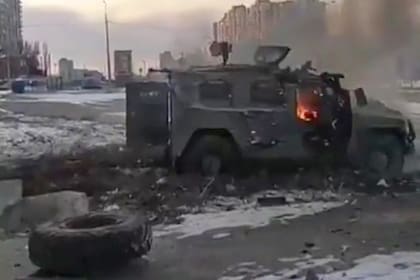 Un vehículo blindado ruso en llamas, después de que fue destruido por las fuerzas ucranianas en Kharkiv