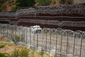 Un vehículo circula por el lado estadounidense del muro fronterizo entre Estados Unidos y México, el martes 25 de junio de 2024, en Nogales, Arizona. (Foto AP/Jae C. Hong)