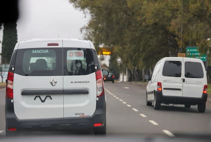Un vehículo con patente provisoria y otro sin identificación, captados en un mismo momento