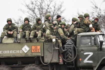Un vehículo con soldados rusos en Crimea, región anexada por Moscú en 2014