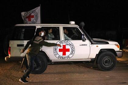 Un vehículo de la Cruz Roja Internacional que supuestamente transporta rehenes liberados por Hamás se dirige hacia el puesto fronterizo de Rafah con Egipto antes de su traslado a Israel el 25 de noviembre de 2023. 