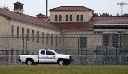 Un vehículo de la oficina de Prisiones Federales, frente al Centro Médico Federal en Fort Worth, Texas