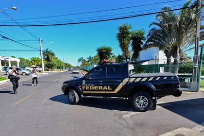Un vehículo de la Policía Federal deja la casa de Jair Bolsonaro en Brasilia.  (EVARISTO SA / AFP)