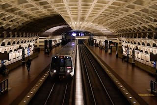 Un vehículo de trabajo choca contra un tren detenido en Washington y deja 11 heridos