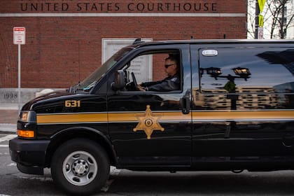Un vehículo de transporte del sheriff del condado de Plymouth pasa por delante del John Joseph Moakley United States Courthouse en Boston, Massachusetts, el 14 de abril de 2023. 