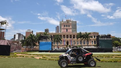 Un vehículo de UTV durante la largada en Asunción