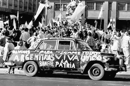 Un vehículo en las inmediaciones de Plaza de Mayo, todo un símbolo de la época