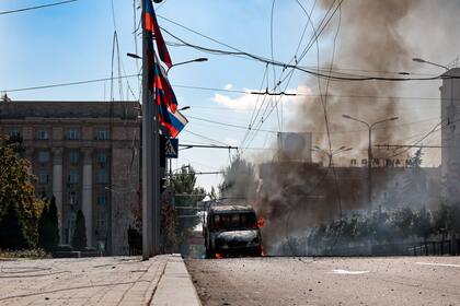 Un vehículo en llamas tras un bombardeo en Donetsk, zona controlada por las fuerzas separatistas respaldadas por Rusia, en el este de Ucrania, el sábado 17 de septiembre de 2022