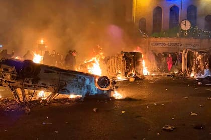 Un vehículo es prendido fuego durante las protestas de este fin de semana en Teherán