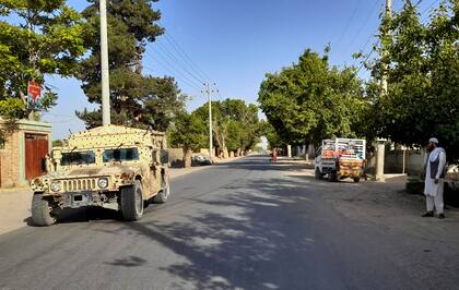 Un vehículo Humvee del Ejército afgano realiza un patrullaje al norte de Kabul, Afganistán