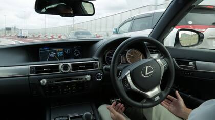 Un vehículo Lexus evalúa la conducción autónoma en las autopistas de Tokio, Japón