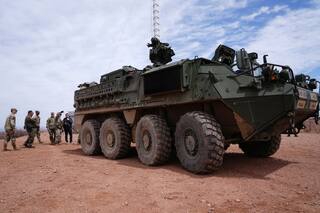 Petri firmó un acuerdo con el jefe del Pentágono para incorporar blindados Stryker al Ejército