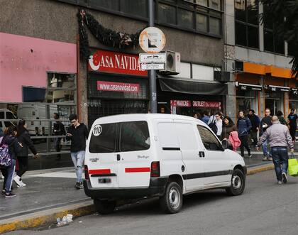 Un vehículo mal estacionado en la avenida Roque Sáenz Peña al 900