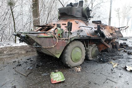 Un vehículo militar destruido, en las afueras de Kharkiv