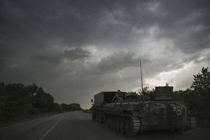 Un vehículo militar en Soledar, en la región del Donbass. (Photo by ARIS MESSINIS / AFP)