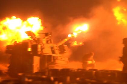 Un vehículo militar isarelí dispara en la Franja de Gaza.