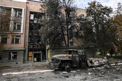 Un vehículo militar ruso destruido en la ciudad de Balaklia, en la región de Kharkiv, recapturada por los ucranianos