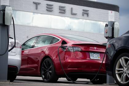 Un vehículo Model 3 2021 en un concesionario Tesla en Littleton, Colorado, el 27 de junio de 2021. (AP Foto/David Zalubowski, Archivo)