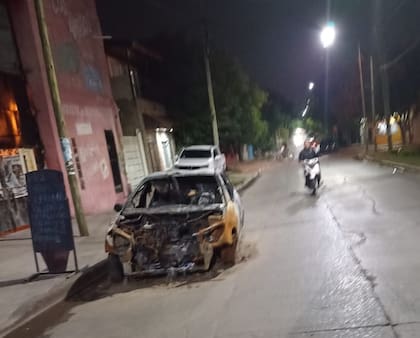 Un vehículo quemado en los alrededores de la villa San Petersburgo, en La Matanza