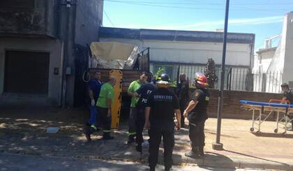 Un vehículo tipo flete se incrustó en el garaje de una casa en La Plata.