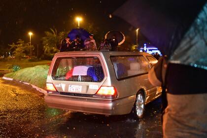 Un vehículo transporta el ataúd con el cuerpo del fiscal antidrogas de Paraguay Marcelo Pecci, asesinado el 10 de mayo mientras estaba de luna de miel en Colombia, en el aeropuerto de Asunción