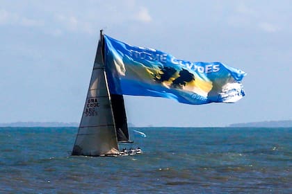 Un velero recorrió la costa marplatense con una bandera en homenaje a los veteranos y caídos en Malvinas.