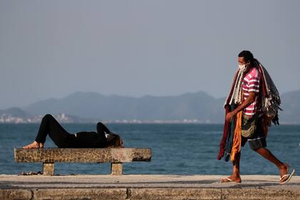 Un vendedor ambulante en Copacabana, con poca clientela