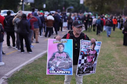 Un vendedor ambulante en la exhibición de Colapinto