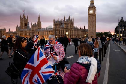 Un vendedor ambulante vende banderas en el puente de Westminster en Londres