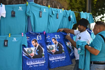 Un vendedor ambulante vende camisetas con la imagen del presidente salvadoreño y candidato a la reelección Nayib Bukele durante las elecciones presidenciales y legislativas en San Salvador el 4 de febrero de 2024