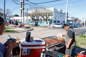 Un vendedor de choripanes se ubicó al frente de la escuela primaria 60 en Villa Ángela, en Moreno