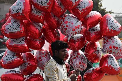 Un vendedor de globos en forma de corazón espera a los clientes en una calle el Día de San Valentín en Lahore, Pakistán