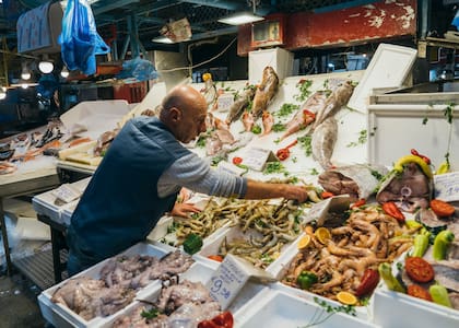 Un vendedor de pescado en el mercado central de Atenas, el 9 de septiembre de 2023. La gente tiene más trabajo y salarios más altos, pero la inflación es una gran amenaza para su nivel de vida en Grecia.