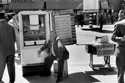 Un vendedor de rifas sentado en una esquina de Buenos Aires (1950).