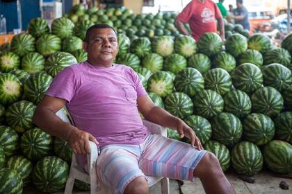 Un vendedor de sandías posa para la foto en el Mercado Municipal Adolfo Lisboa de Manaos