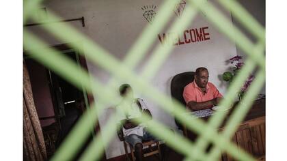 Un vendedor de Sri Lanka, en su oficina de venta de gemas en Sakaraha