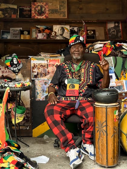 Un vendedor en Kingston, la capital de la isla