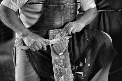 Un vendedor limpia nopales en el mercado mayorista Central de Abasto en Ciudad de México.