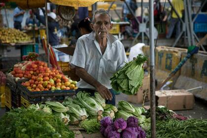 Un vendedor organiza sus productos en el mercado callejero Quinta Crespo en el centro de Caracas, Venezuela, el sábado 2 de enero.