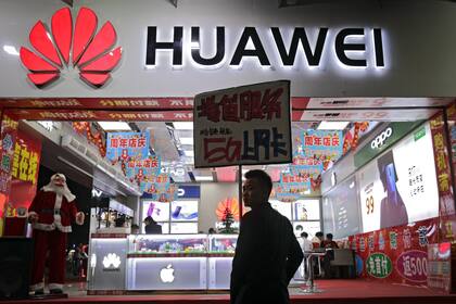 Un vendedor promociona el servicio 5G de Huawei en una tienda de la compañía en Shenzhen, China