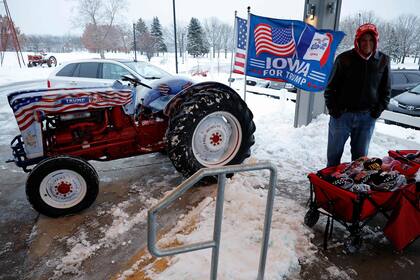 Un vendedor se encuentra en el frío afuera del restaurante The Machine Shed después de un evento con Donald Trump Jr. organizado por el Bull Moose Club el 11 de enero de 2024 en Urbandale, Iowa. 