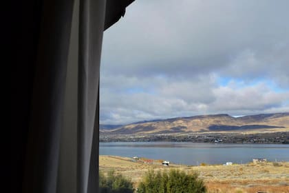 Un ventanal del hotel: la vista, una distracción para los franceses que esperan poder volver a su país