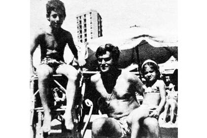 Un verano en Mar del Plata: Gaby, chiquita, sentada en la pierna de su papá Osvaldo; también está su hermano, Ova