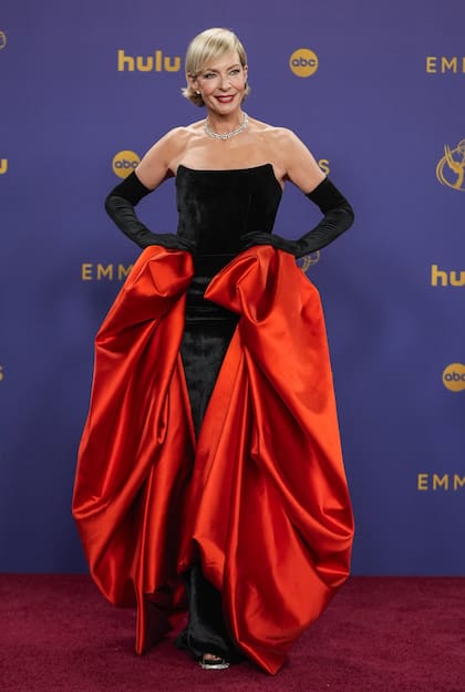 Un vestido al cuerpo negro, guantes a tono y una voluminosa sobrefalda roja le dieron el toque de distinción al look de Allison Janney
