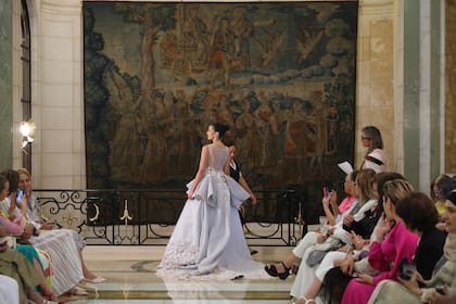 Un vestido de compromiso típico en la presentación "La moda femenina saudí entre el pasado y el presente" en el Palacio Acevedo